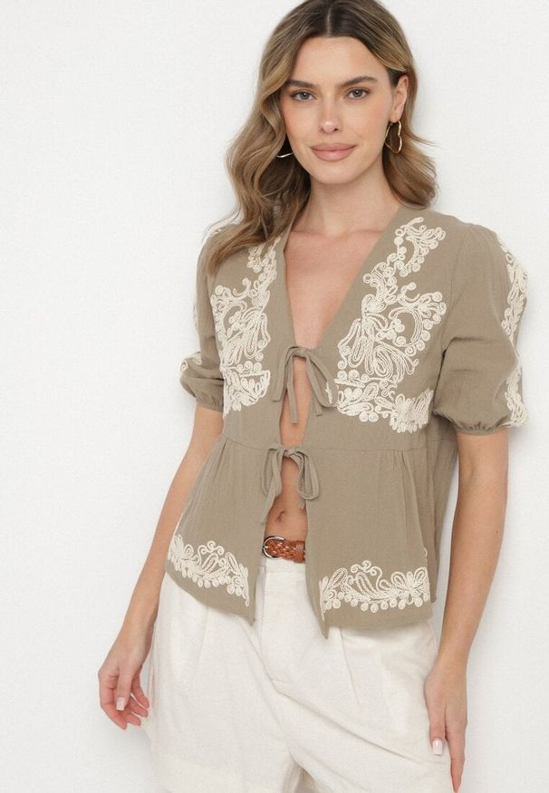 Born2be - Zielona Bawełniana Bluzka z Wiązaniem Zdobiona Haftem Novalisa. Okazja: na co dzień. Kolor: zielony. Materiał: bawełna. Długość rękawa: krótki rękaw. Długość: krótkie. Wzór: aplikacja, haft. Styl: klasyczny, casual