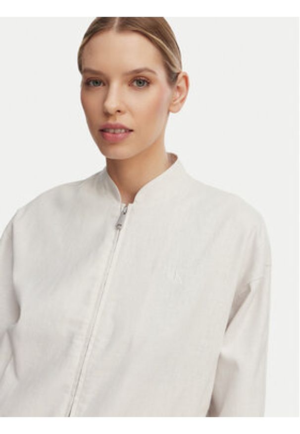 Calvin Klein Jeans Kurtka bomber LV047F510G Beżowy jasny Regular Fit. Kolor: beżowy. Materiał: bawełna