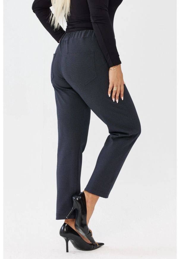 Moda Size Plus Iwanek - Granatowe spodnie Liora - elegancja i komfort w jednym PLUS SIZE XXL OVERSIZE JESIEŃ. Okazja: na co dzień, do pracy, na spotkanie biznesowe. Kolekcja: plus size. Kolor: niebieski. Materiał: poliester, tkanina. Długość: krótkie. Sezon: jesień. Styl: biznesowy, casual, elegancki