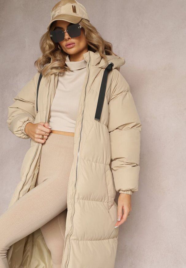 Renee - Beżowa Długa Kurtka Pikowana z Kapturem Serea. Okazja: na co dzień. Typ kołnierza: kaptur. Kolor: beżowy. Materiał: jeans. Długość: długie. Styl: casual