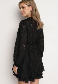 Born2be - Czarna Sukienka z Ozdobnymi Niteczkami i Marszczeniem Forenamia. Okazja: na co dzień. Kolor: czarny. Wzór: aplikacja. Typ sukienki: kopertowe. Styl: casual #5