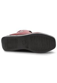 Czerwone Botki Artiker Stylowe Obuwie Na Koturnie. Okazja: na co dzień. Kolor: czerwony. Materiał: skóra. Sezon: zima, jesień. Obcas: na koturnie. Styl: elegancki. Wysokość obcasa: średni #3