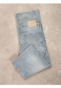 Reserved - Jeansy loose z efektem sprania - granatowy. Kolor: niebieski