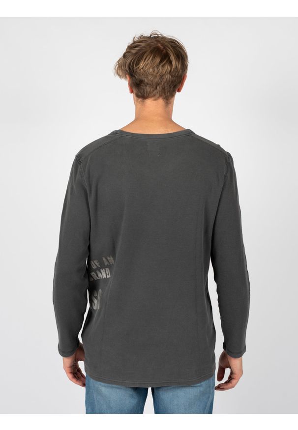 Guess Bluza | M1YP59KAR40 | Mężczyzna | Szary. Okazja: na co dzień. Typ kołnierza: dekolt w kształcie V. Kolor: szary. Materiał: bawełna. Wzór: aplikacja, nadruk. Styl: casual