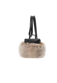 Beżowa Elegancka Torebka Luka-Pelli Plecaczek Z Naturalnym Futrem Z Lisa. Kolor: beżowy. Wzór: paski. Materiał: futrzane. Styl: elegancki. Rodzaj torebki: na ramię #3