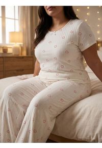 Sinsay - Bawełniana piżama dwuczęściowa ze wzorem w serca - kremowy. Kolor: kremowy. Materiał: bawełna #1