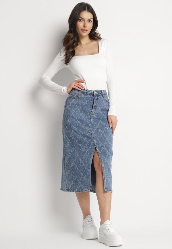 Born2be - Niebieska Bawełniana Jeansowa Spódnica z Wysokim Stanem z Przetarciami Arisenna. Okazja: na co dzień. Stan: podwyższony. Kolor: niebieski. Materiał: jeans, bawełna. Styl: elegancki, casual