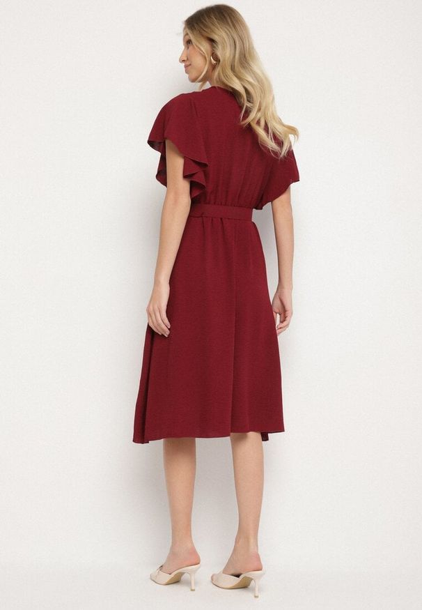 Born2be - Bordowa Sukienka z Kopertowym Dekoltem i Paskiem Sizuee. Kolor: czerwony. Typ sukienki: kopertowe