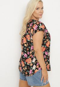 Born2be - Czarna Bluzka w Kwiaty z Dekoltem V z Wiskozą Odalisa. Okazja: na co dzień. Kolekcja: plus size. Kolor: czarny. Materiał: wiskoza. Wzór: kwiaty. Sezon: lato, wiosna. Styl: elegancki, casual #5