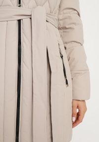 Born2be - Beżowa Kurtka z Pionowymi Pikowanymi Przeszyciami i Kapturem z Futrem Wiązana w Pasie Leoriya. Okazja: na co dzień. Kolor: beżowy. Materiał: futro. Styl: casual