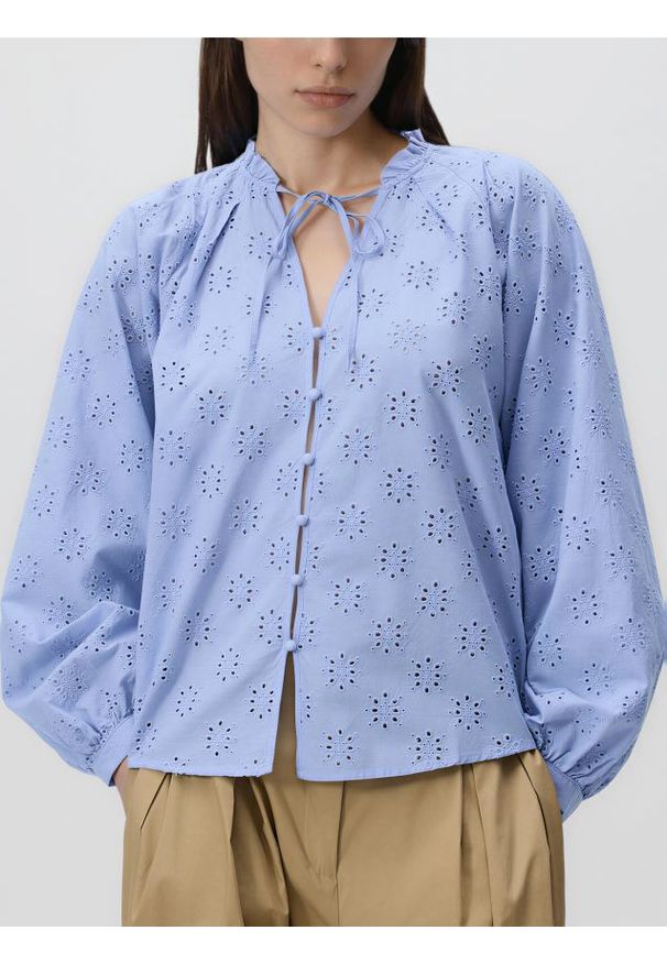 Reserved - Koszula z ażurowym wzorem - jasnoniebieski. Kolor: niebieski. Materiał: bawełna, tkanina. Wzór: ażurowy