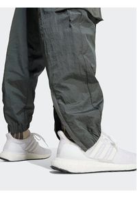 Adidas - adidas Spodnie dresowe City Escape IS3018 Zielony Loose Fit. Kolor: zielony. Materiał: syntetyk #6
