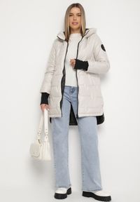 Born2be - Jasnoszara Pikowana Kurtka o Asymetrycznym Kroju z Kapturem Dezilia. Okazja: na co dzień, na spacer. Typ kołnierza: kaptur. Kolor: szary. Materiał: jeans. Styl: casual #3