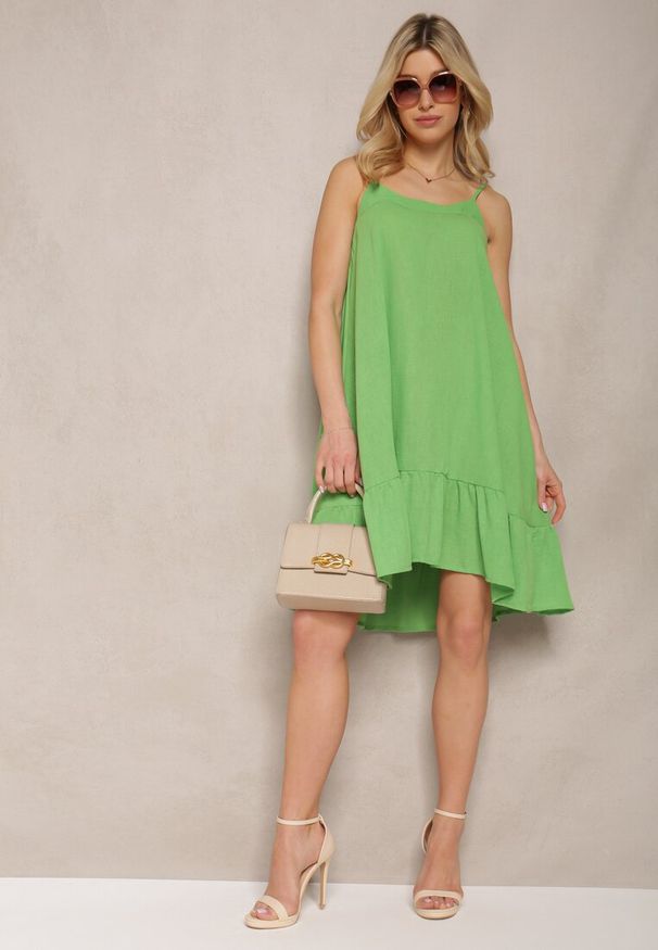 Renee - Jasnozielona Sukienka na Ramiączkach o Rozkloszowanym Kroju z Wiązaniem z Tyłu i Falbanką Palara. Typ kołnierza: dekolt w kształcie V. Kolor: zielony. Długość rękawa: na ramiączkach. Typ sukienki: rozkloszowane. Styl: elegancki