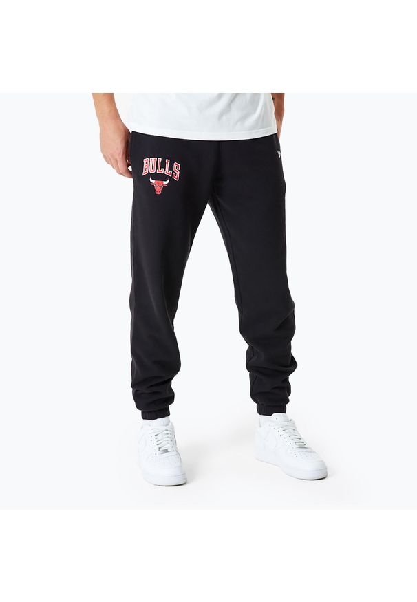 Spodnie męskie New Era NBA Essentials Jogger Chicago Bulls. Kolor: czarny. Materiał: dresówka. Sport: skateboard