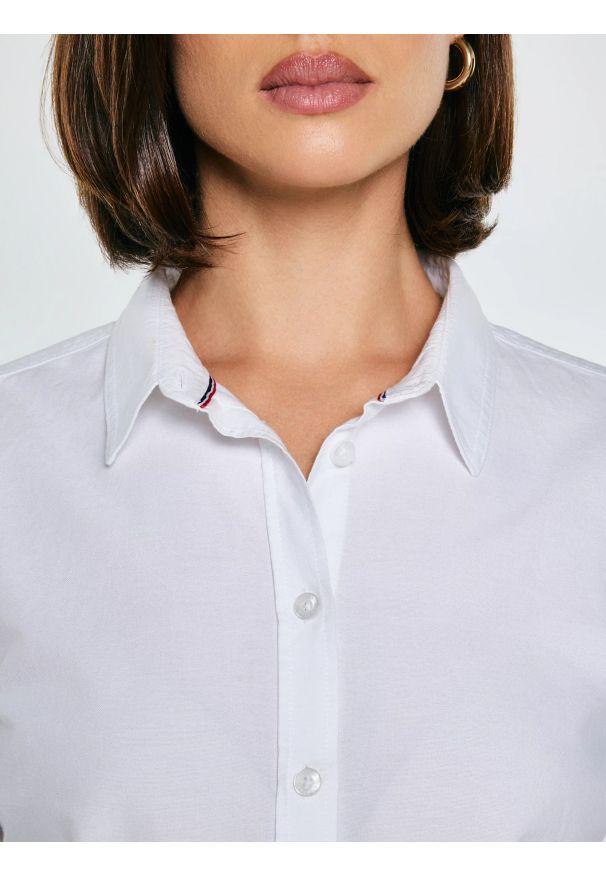 Big-Star - Koszula damska klasyczna biała Hansai 101. Okazja: na spotkanie biznesowe, do pracy. Typ kołnierza: kołnierzyk klasyczny. Kolor: biały. Materiał: bawełna. Długość rękawa: długi rękaw. Długość: długie. Wzór: ze splotem. Styl: klasyczny