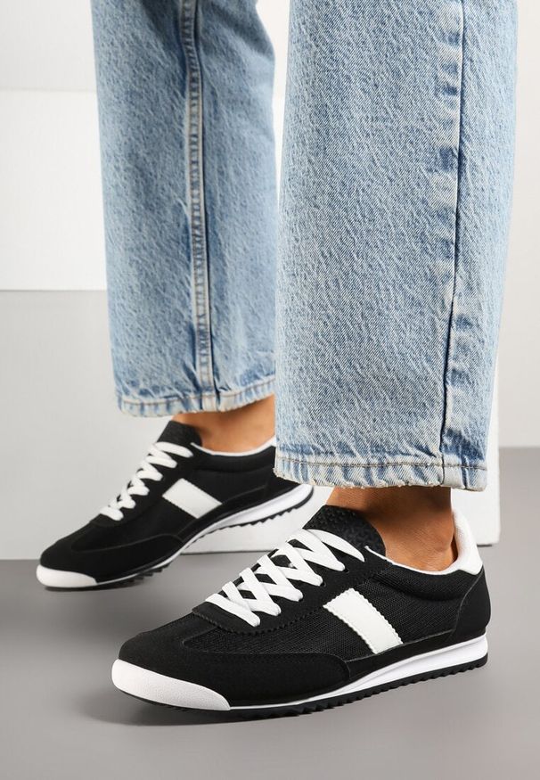 Renee - Czarne Sneakersy Ozdobione Paskiem Cleova. Okazja: na co dzień. Zapięcie: pasek. Kolor: czarny. Materiał: jeans. Wzór: aplikacja