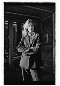 MOODO - Marynarka z ozdobnymi guzikami czarna. Kolor: czarny. Materiał: poliester, elastan, wiskoza #1