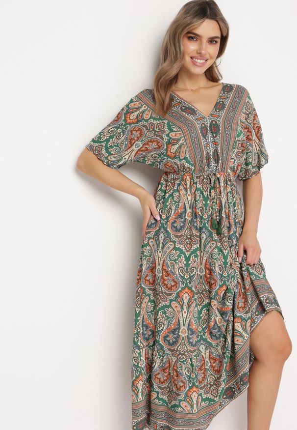 Born2be - Zielono-Brązowa Sukienka Maxi z Wiskozy w Stylu Boho z Wzorem Paisley i Gumką w Pasie Naroli. Okazja: na spacer, na co dzień. Typ kołnierza: dekolt w kształcie V. Kolor: zielony. Materiał: wiskoza. Wzór: paisley. Sezon: lato. Styl: boho. Długość: maxi