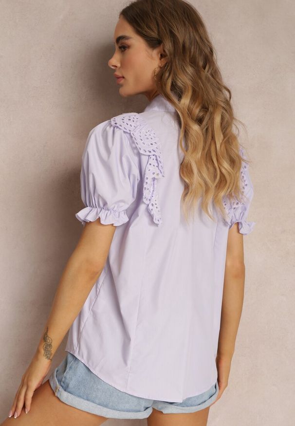 Renee - Fioletowa Koszula z Ozdobnymi Rękawami i Falbankami z Przodu Johna. Typ kołnierza: kołnierz z falbankami. Kolor: fioletowy. Długość rękawa: krótki rękaw. Długość: krótkie. Wzór: haft, aplikacja. Sezon: wiosna, lato