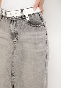 Born2be - Ciemnoszara Ołówkowa Spódnica Jeansowa z Rozcięciem z Przodu Limirea. Kolor: szary. Materiał: jeans. Styl: klasyczny #4