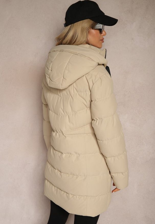 Renee - Jasnobeżowa Kurtka Pikowana o Długim Kroju z Kapturem i Suwakiem Dwukierunkowym Naomira. Okazja: na co dzień. Typ kołnierza: kaptur. Kolor: beżowy. Materiał: dzianina, jeans. Długość: długie. Sezon: zima. Styl: casual, elegancki