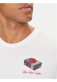 Adidas - adidas T-Shirt 3-Stripes Lights Giftbox Graphic JV8439 Biały Regular Fit. Kolor: biały. Materiał: bawełna #5