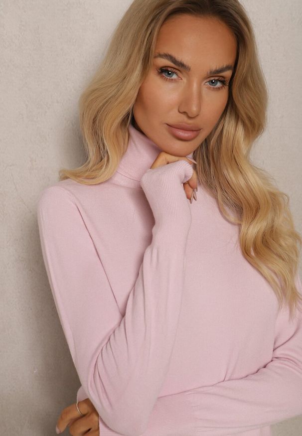 Renee - Jasnoróżowy Golf z Wiskozą i Ściągaczem Izamia. Okazja: na co dzień. Typ kołnierza: golf. Kolor: różowy. Materiał: wiskoza. Styl: elegancki, casual