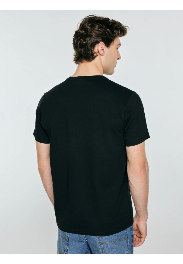 Big-Star - Koszulka męska z kontrastowym nadrukiem czarna Sers 906. Kolor: czarny. Materiał: skóra, dzianina. Wzór: nadruk. Styl: sportowy, klasyczny