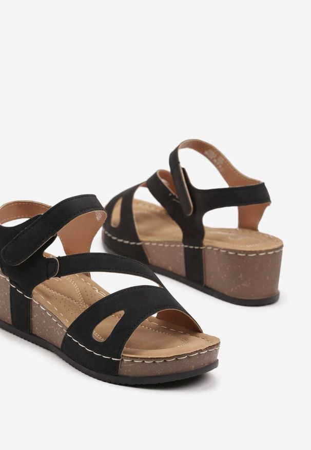 Born2be - Czarne Sandały z Ekoskóry na Koturnie Zapinane na Rzep Arisse. Okazja: na co dzień. Nosek buta: otwarty. Zapięcie: rzepy. Kolor: czarny. Sezon: wiosna, lato. Obcas: na koturnie. Styl: casual