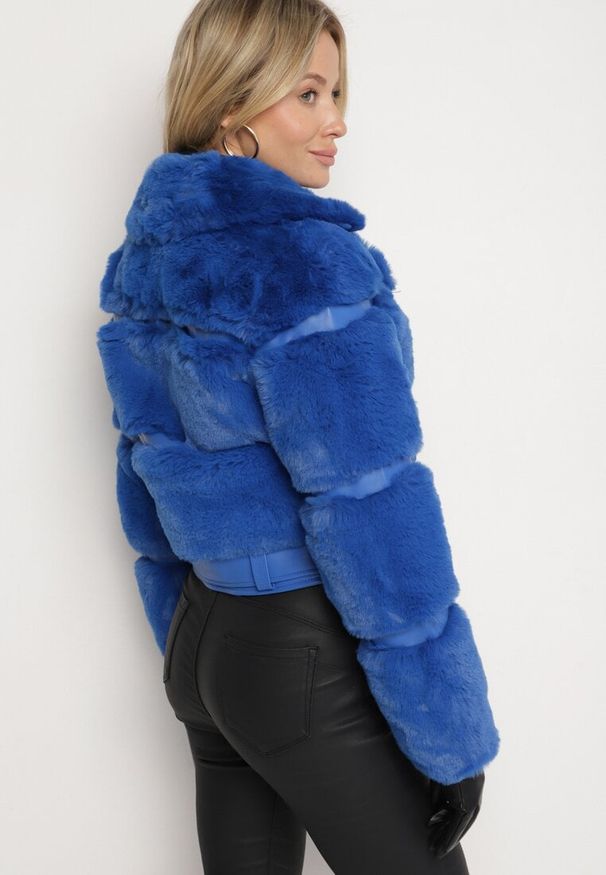 Born2be - Granatowa Futrzana Kurtka z Ozdobnym Paskiem Sirunis. Kolor: niebieski. Materiał: futro. Wzór: aplikacja