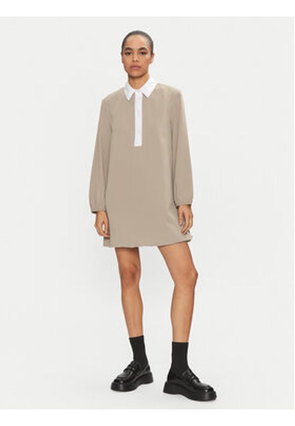 Please Sukienka codzienna A12YCSI000 Beżowy Loose Fit. Okazja: na co dzień. Kolor: beżowy. Materiał: syntetyk. Typ sukienki: proste. Styl: casual