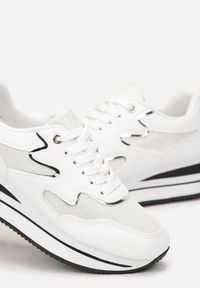 Born2be - Białe Sneakersy na Grubej Płaskiej Podeszwie z Metalicznymi Wstawkami Redversa. Wysokość cholewki: przed kostkę. Kolor: biały. Materiał: materiał. Szerokość cholewki: normalna #5