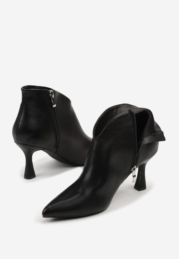 Renee - Czarne Eleganckie Botki na Klepsydrze ze Szpiczastym Noskiem Sulibbia. Nosek buta: szpiczasty. Kolor: czarny. Materiał: satyna, jeans. Obcas: na obcasie. Styl: elegancki. Wysokość obcasa: średni