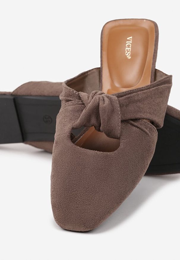 Born2be - Brązowe Klapki Mule Vices Zdobione Supłem Lavisse. Okazja: na spotkanie biznesowe, do pracy, na co dzień. Kolor: brązowy. Materiał: jeans. Wzór: aplikacja. Obcas: na płaskiej podeszwie. Styl: biznesowy, klasyczny, elegancki, casual