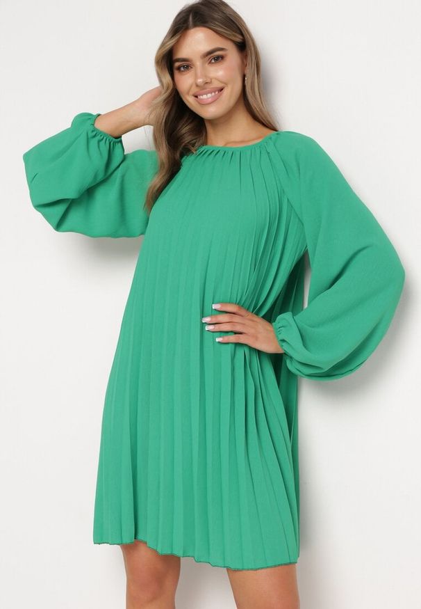 Born2be - Zielona Plisowana Sukienka z Bufiastymi Rękawami Perlase. Okazja: na co dzień. Kolor: zielony. Styl: klasyczny, elegancki, casual