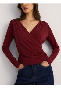 Reserved - Bluzka z kopertowym dekoltem - bordowy. Kolor: czerwony. Materiał: dzianina #1