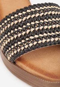 Born2be - Czarne Sandały VICES na Słupku z Imitacji Drewna z Plecioną Cholewką Chenelea. Nosek buta: otwarty. Zapięcie: sprzączka. Kolor: czarny. Materiał: zamsz, skóra. Sezon: lato. Obcas: na słupku. Styl: klasyczny. Wysokość obcasa: średni #9