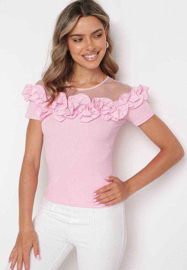 Born2be - Różowa Bawełniana Bluzka z Krótkim Rękawem i Siateczkową Wstawką Ozdobiona Falbanką Lelalia. Kolor: różowy. Materiał: bawełna. Długość rękawa: krótki rękaw. Długość: krótkie. Wzór: aplikacja. Styl: elegancki