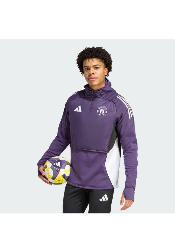 Adidas - Koszulka Manchester United Tiro 25 Competition Winterized. Kolor: wielokolorowy, fioletowy, biały, czarny. Materiał: dresówka. Sport: piłka nożna