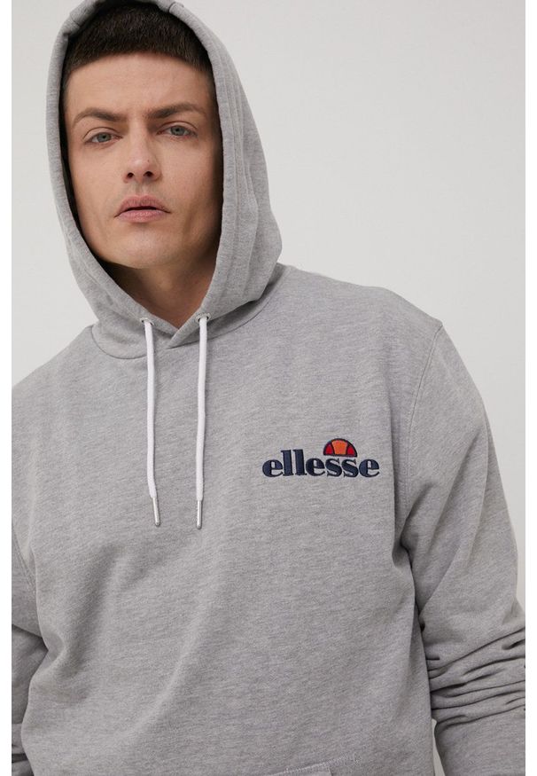 Ellesse bluza męska kolor szary z kapturem z aplikacją. Typ kołnierza: kaptur. Kolor: szary. Materiał: dzianina, bawełna. Wzór: aplikacja