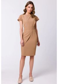Sukienki.shop - Elegancka ołówkowa sukienka z paskiem krótki rękaw beżowa. Kolor: beżowy. Długość rękawa: krótki rękaw. Typ sukienki: ołówkowe. Styl: elegancki #1