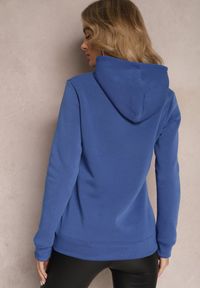 Renee - Niebieska Ocieplona Bluza z Kapturem Ozdobiona Naszywką i Napisem Eirellia. Typ kołnierza: kaptur. Kolor: niebieski. Materiał: polar, dzianina, tkanina. Wzór: napisy, aplikacja #5