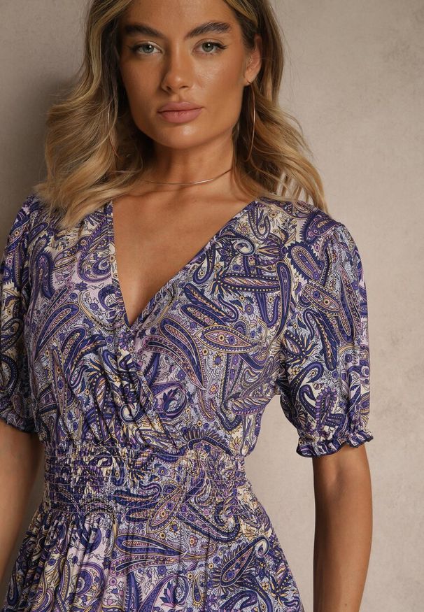 Renee - Fioletowa Rozkloszowana Sukienka z Bawełny Zdobiona Wzorem Paisley Folitea. Typ kołnierza: dekolt w serek. Kolor: fioletowy. Materiał: bawełna. Wzór: aplikacja, paisley. Sezon: wiosna