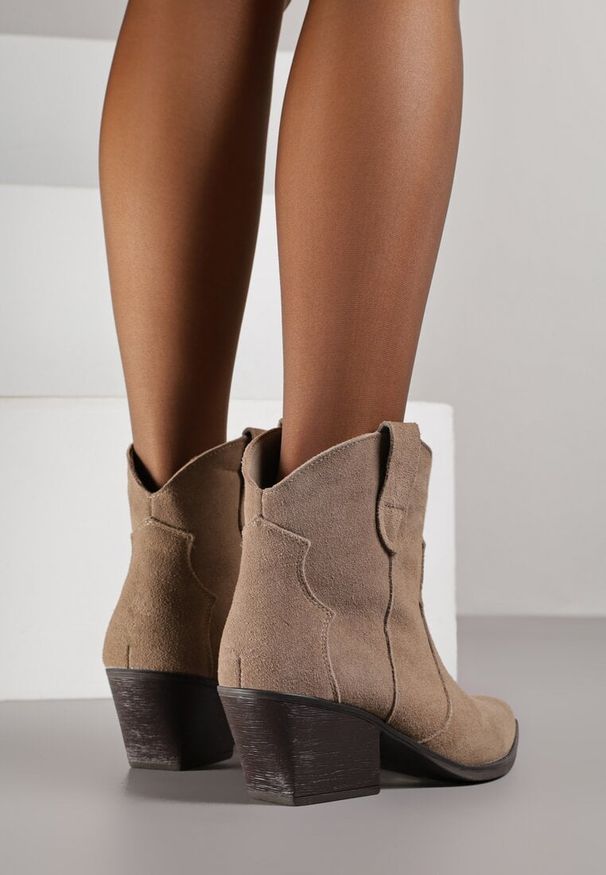 Renee - Ciemnobeżowe Botki Kowbojki na Stożku ze Skóry Naturalnej Liravetta. Okazja: na co dzień. Kolor: beżowy. Materiał: skóra. Obcas: na stożku. Styl: casual, elegancki. Wysokość obcasa: średni