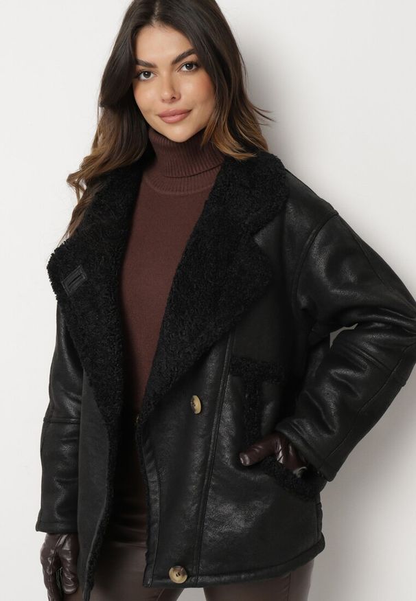 Born2be - Czarna Kurtka Biker Oversize Zapinana na Guziki Ocieplana Futerkiem Nikiena. Kolor: czarny. Materiał: futro. Długość rękawa: długi rękaw. Długość: długie. Styl: elegancki