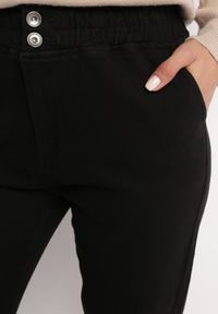 Born2be - Czarne Jeansy Mom Fit z Elastycznej Bawełny Lapiras. Okazja: na co dzień. Stan: podwyższony. Kolor: czarny. Wzór: aplikacja. Styl: elegancki, wizytowy, casual