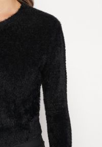 Born2be - Czarny Krótki Sweter Puchaty Dindra. Kolor: czarny. Materiał: tkanina, dzianina. Długość: krótkie #4