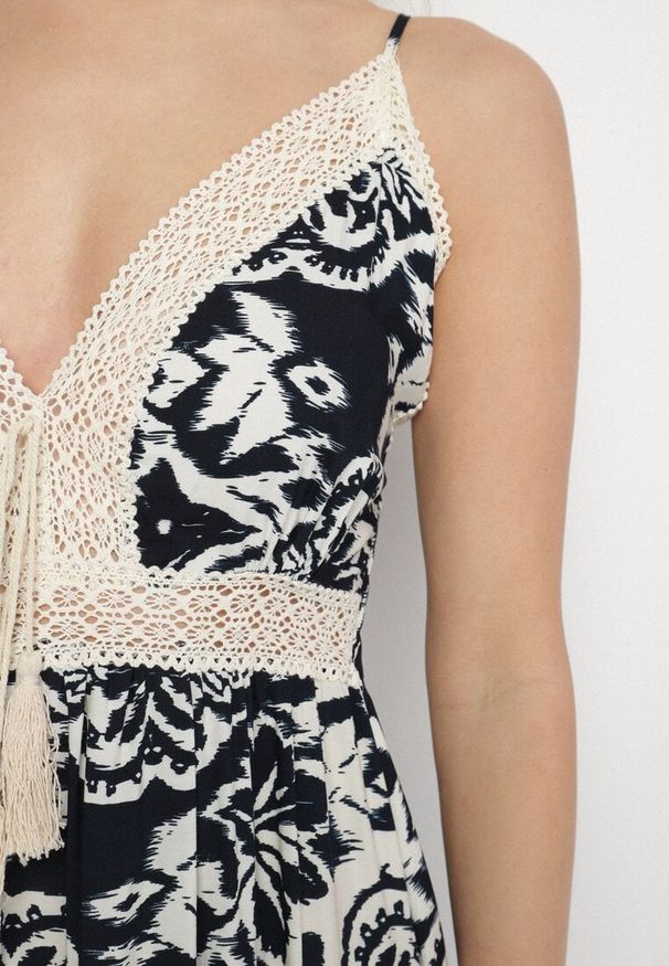 Born2be - Granatowa Bawełniana Sukienka Rozkloszowana w Etniczny Wzór z Koronką Taliosha. Okazja: na co dzień. Typ kołnierza: dekolt w kształcie V. Kolor: niebieski. Materiał: koronka, bawełna. Długość rękawa: na ramiączkach. Wzór: koronka. Styl: elegancki, casual