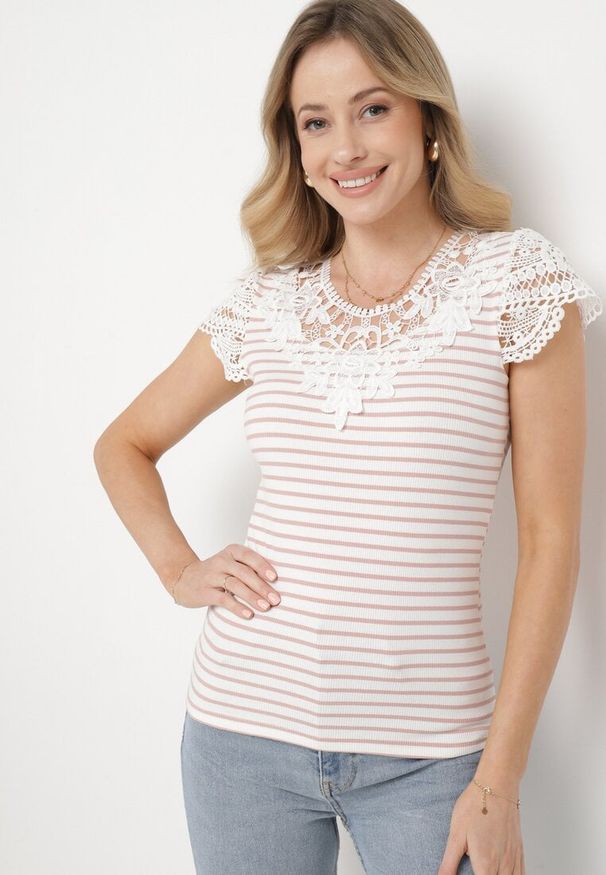 Born2be - Różowo-Biały Bawełniany T-shirt z Prążkowanego Materiału z Koronkowym Dekoltem i Rękawkami Hyacintia. Okazja: na co dzień, na randkę. Kolor: różowy. Materiał: prążkowany, koronka, bawełna, materiał. Długość rękawa: krótki rękaw. Długość: krótkie. Styl: casual